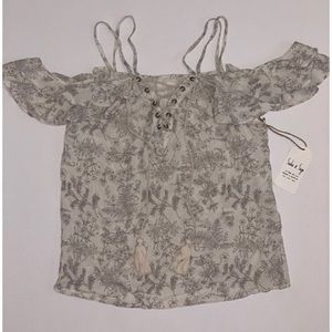 NWT Size L Sadie & Sage Black and White Floral Top